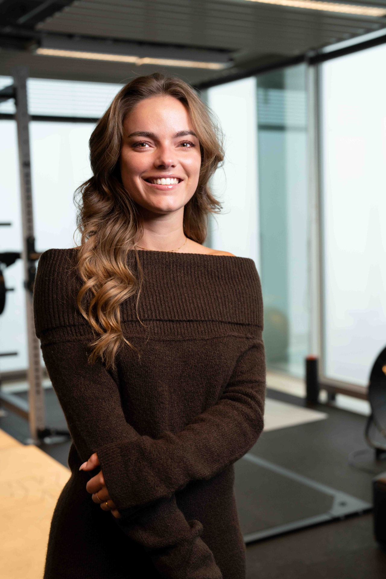 Ondernemer en HR-professional in gesprek in een warm, licht kantoor